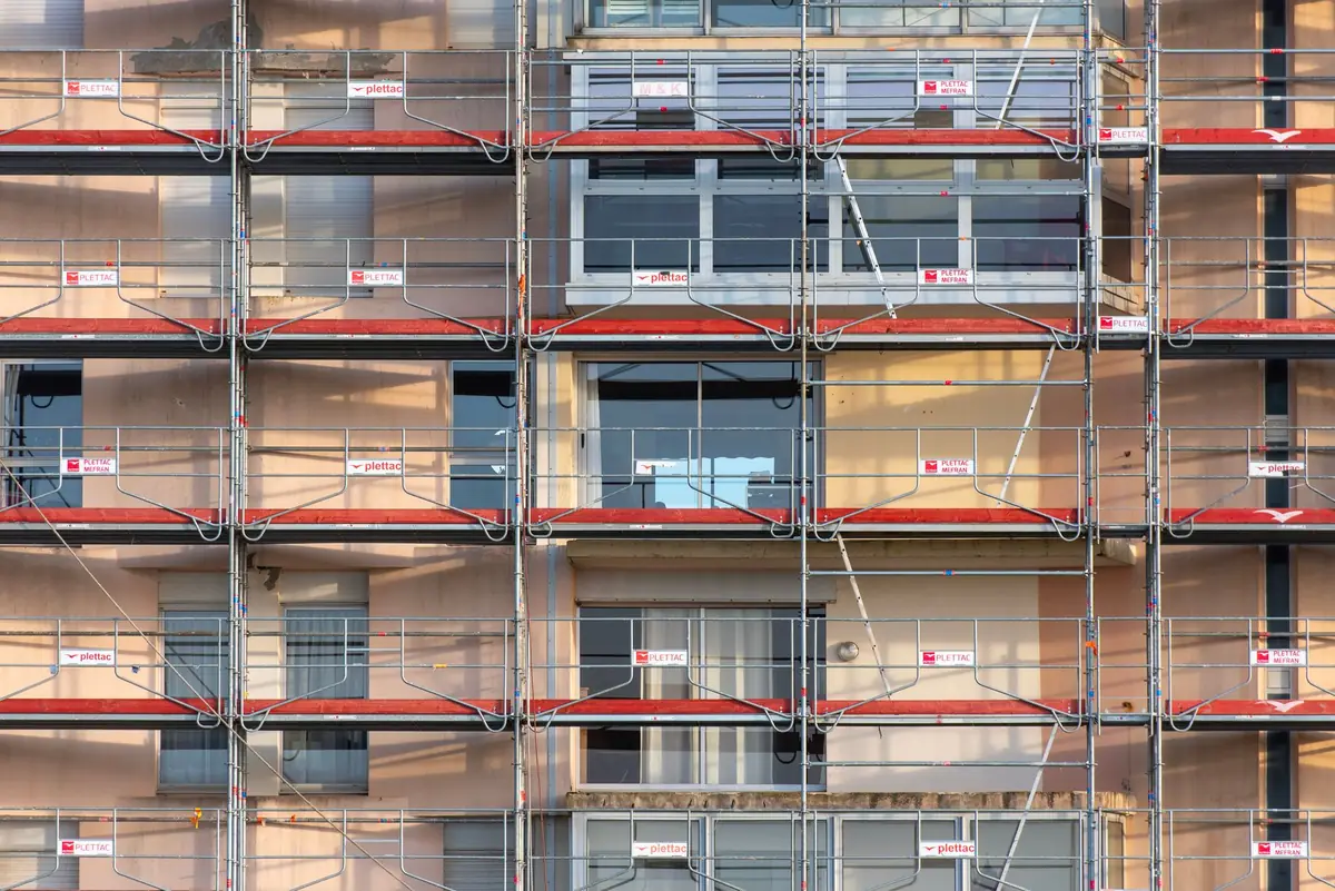 Échafaudage le long d'une façade en rénovation