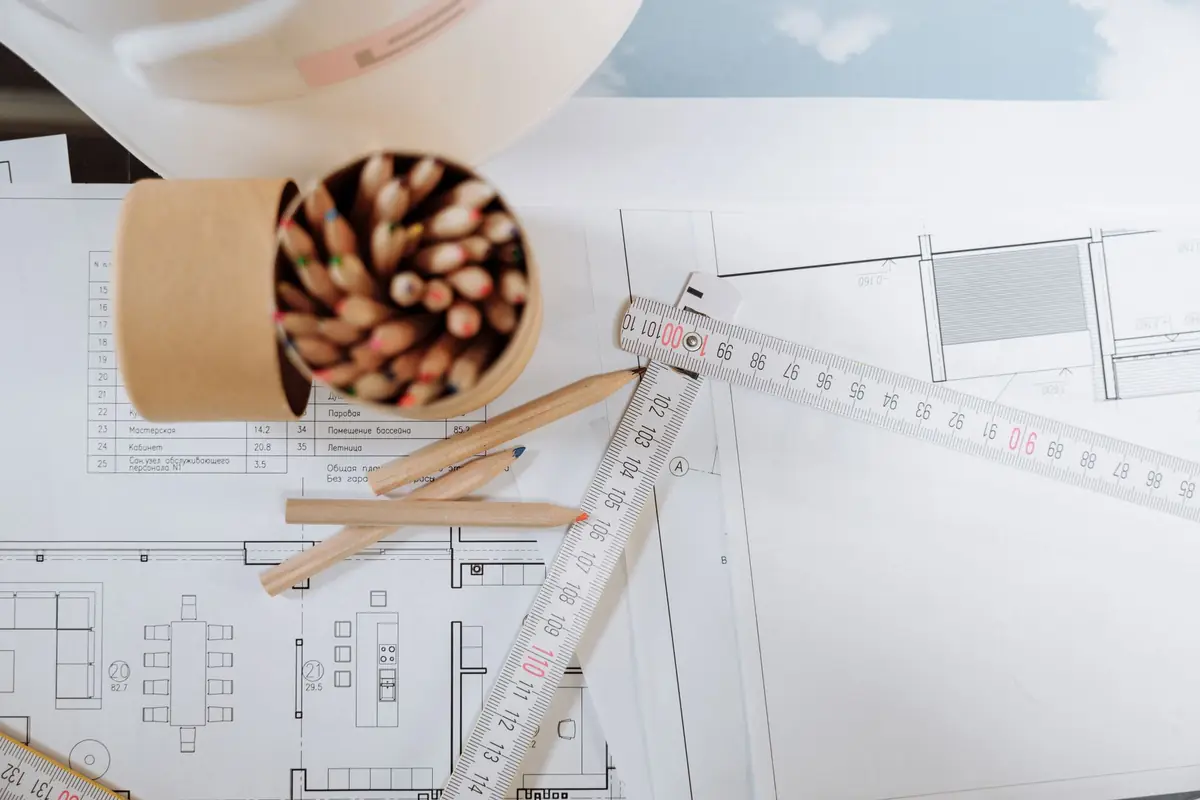 Plans d'architecture déroulés sur un bureau d'étude