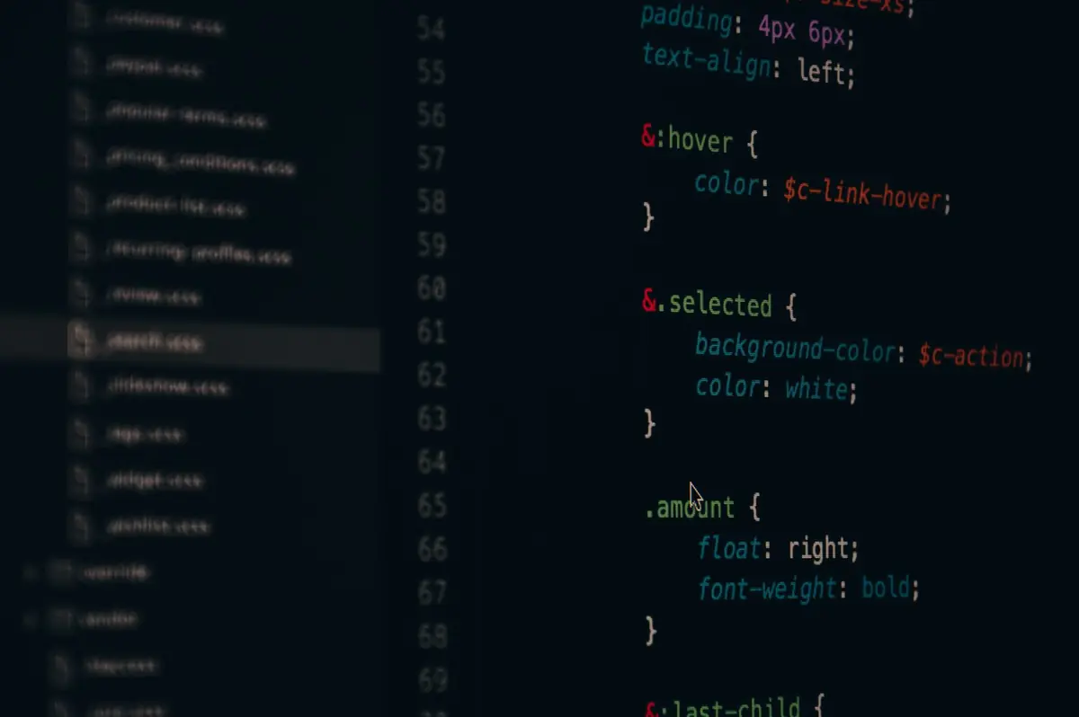 Développeur devant du code informatique