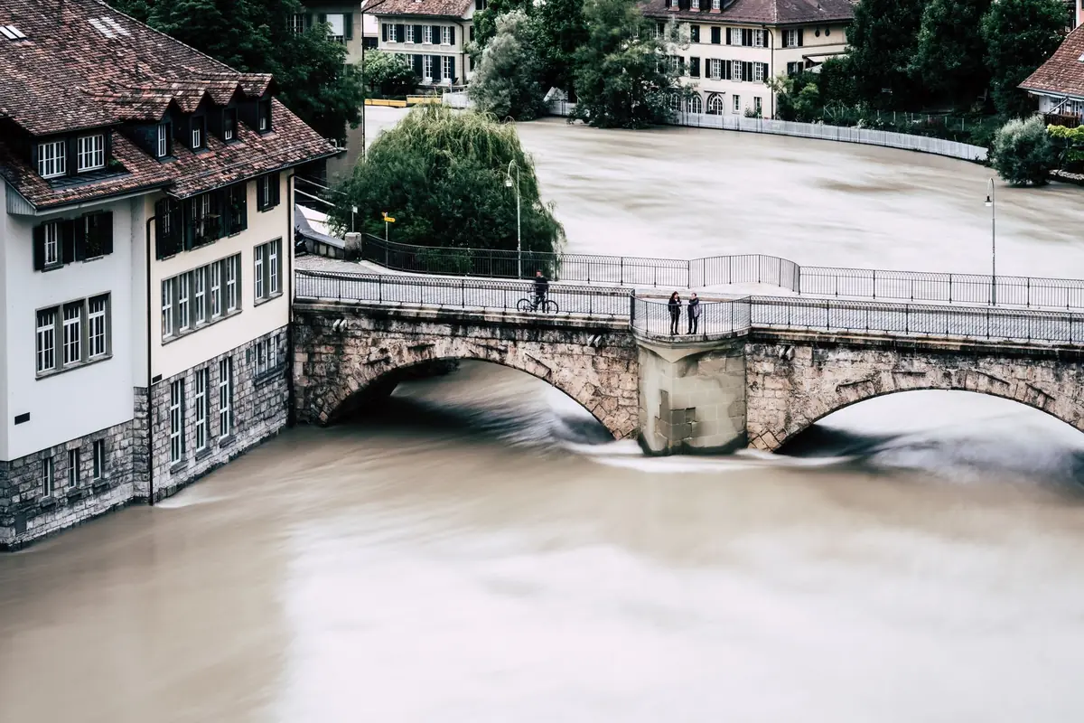 Rivière traversant une ville, risque d'inondation