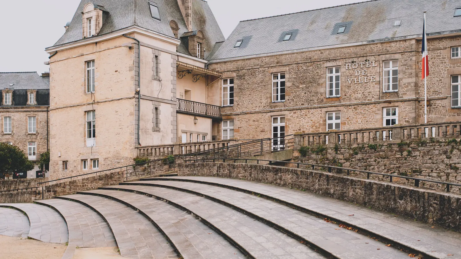 Façade de l'hôtel de ville d'une commune française, avec ses fenêtres à volets blancs.