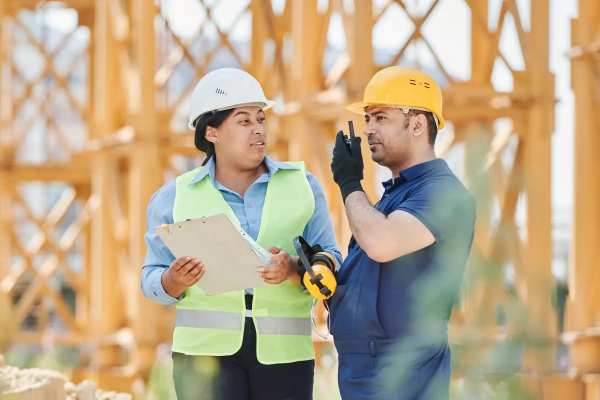 Chef de chantier au téléphone sur un chantier