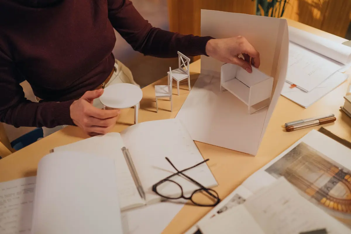 Architecte avec une maquette de bâtiment