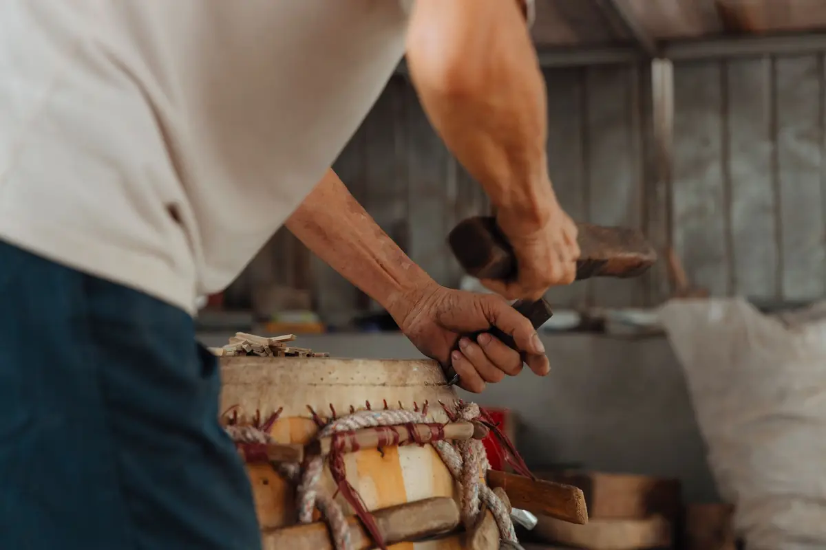 Artisan dans son atelier avec ses outils