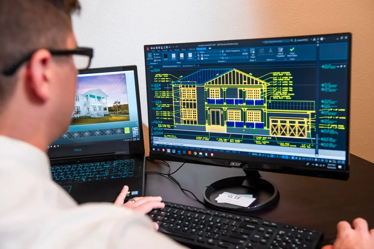 Ingénieur d'études travaillant sur des plans