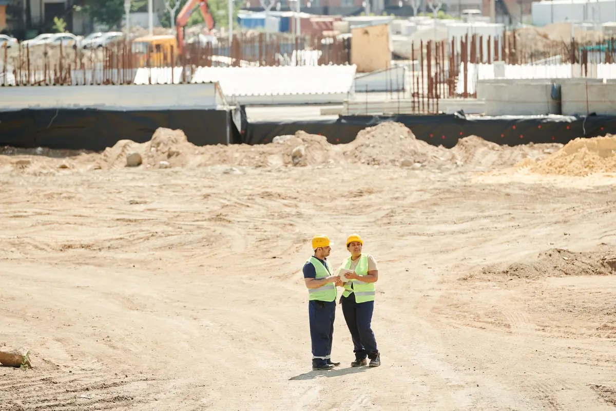 Ouvriers en gilet de sécurité sur un chantier de terrassement